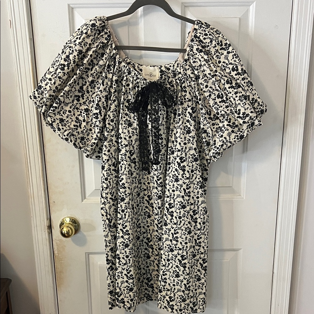 Umgee Black & Cream Floral Tie-Neck Dress